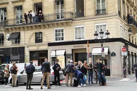 braquage chez chanel|Paris : quatre personnes ont braqué une boutique Chanel près de .